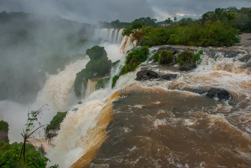 Las ca?das de Iguassu son las series m?s grandes de cascadas en el planeta, situadas en el Brasil, la Argentina, y Paraguay fotos de archivo Las ca?das de Iguassu son las series m?s grandes de cascadas en el planeta, situadas en el Brasil, la Argentina, y Paraguay fotos de archivo