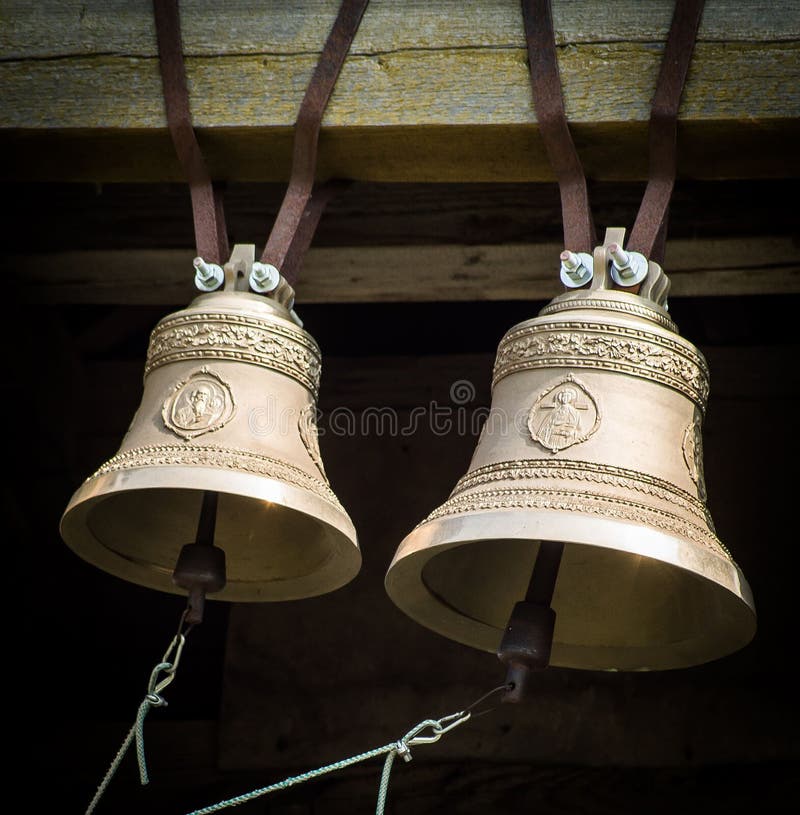 Las campanas en el campanario de una iglesia ortodoxa