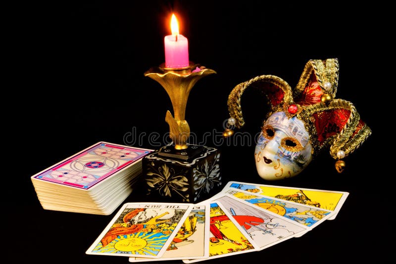 Las cartas de tarot son símbolos antiguos, para la adivinación, las predicciones del pasado, el futuro, la vela y el bufón de la imagenes de archivo Las cartas de tarot son símbolos antiguos, para la adivinación, las predicciones del pasado, el futuro, la vela y el bufón de la imagenes de archivo