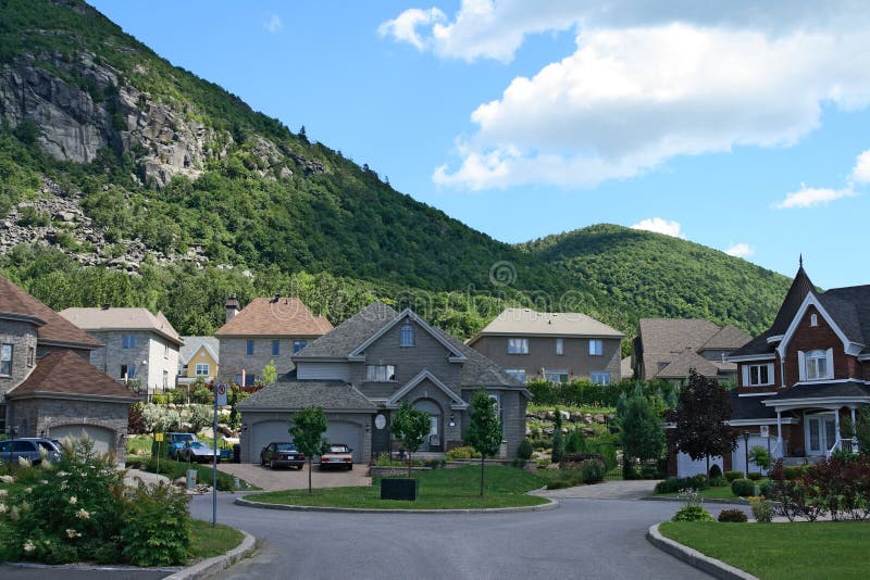 Las casas costosas acercan a la montaña
