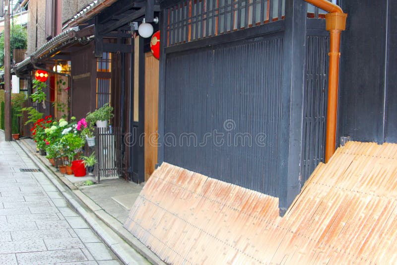 Las casas de madera de la calle vieja idílica florecen, Gion, Kyoto, Japón imagen de archivo libre de regalías Las casas de madera de la calle vieja idílica florecen, Gion, Kyoto, Japón imagen de archivo libre de regalías