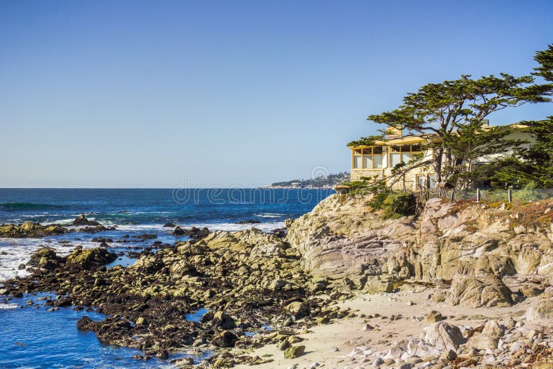 Las casas emplean los acantilados en península del Océano Pacífico, Carmel-por--mar, Monterey, California imagen de archivo libre de regalías Las casas emplean los acantilados en península del Océano Pacífico, Carmel-por--mar, Monterey, California imagen de archivo libre de regalías