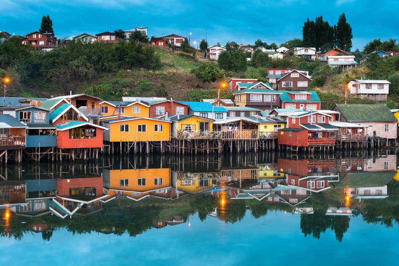 Las casas tradicionales del zanco saben como palafitos en la ciudad de Castro en la isla de Chiloe en Chile foto de archivo Las casas tradicionales del zanco saben como palafitos en la ciudad de Castro en la isla de Chiloe en Chile foto de archivo