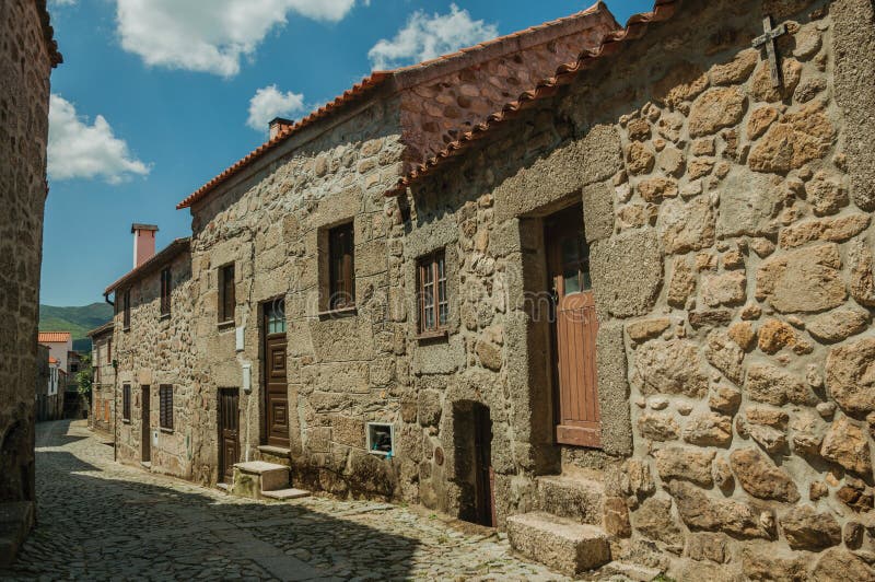 Las Casas Viejas Hicieron Piedra En El Callejón Del Guijarro Foto archivo - Imagen de lechada, antiguo: 146747212