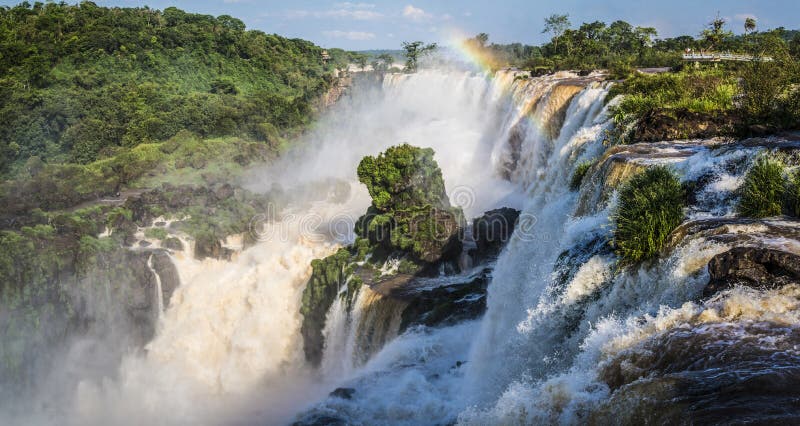 Las cataratas del Iguazú con un arco iris, la Argentina imagen de archivo Las cataratas del Iguazú con un arco iris, la Argentina imagen de archivo