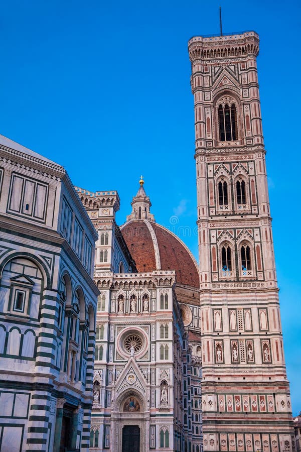 Las caídas de la oscuridad sobre el baptisterio de St John, campanil de Giotto y de Florence Cathedral bendijeron en 1436 imagenes de archivo Las caídas de la oscuridad sobre el baptisterio de St John, campanil de Giotto y de Florence Cathedral bendijeron en 1436 imagenes de archivo