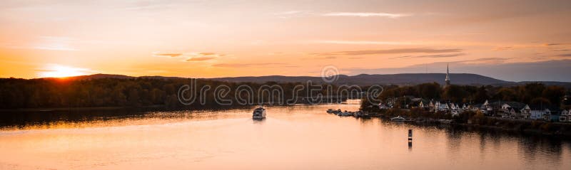 Las caídas de la oscuridad sobre la ciudad y el río como barcas de turistas disfrutan de la tarde imagen de archivo libre de regalías Las caídas de la oscuridad sobre la ciudad y el río como barcas de turistas disfrutan de la tarde imagen de archivo libre de regalías