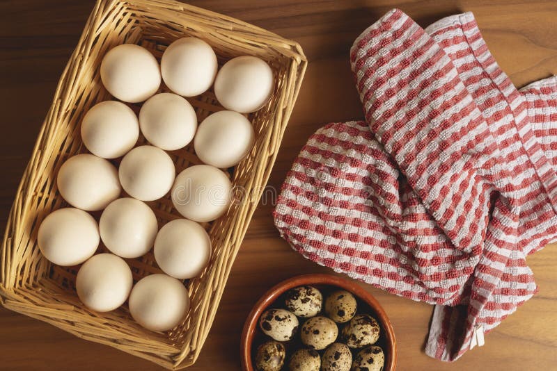 Las codornices y los huevos frescos del pollo alistan para ser cocinados foto de archivo