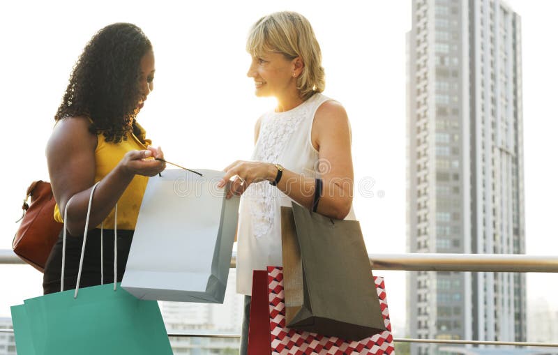 Las compras de la feminidad de la mujer relajan concepto imagenes de archivo Las compras de la feminidad de la mujer relajan concepto imagenes de archivo