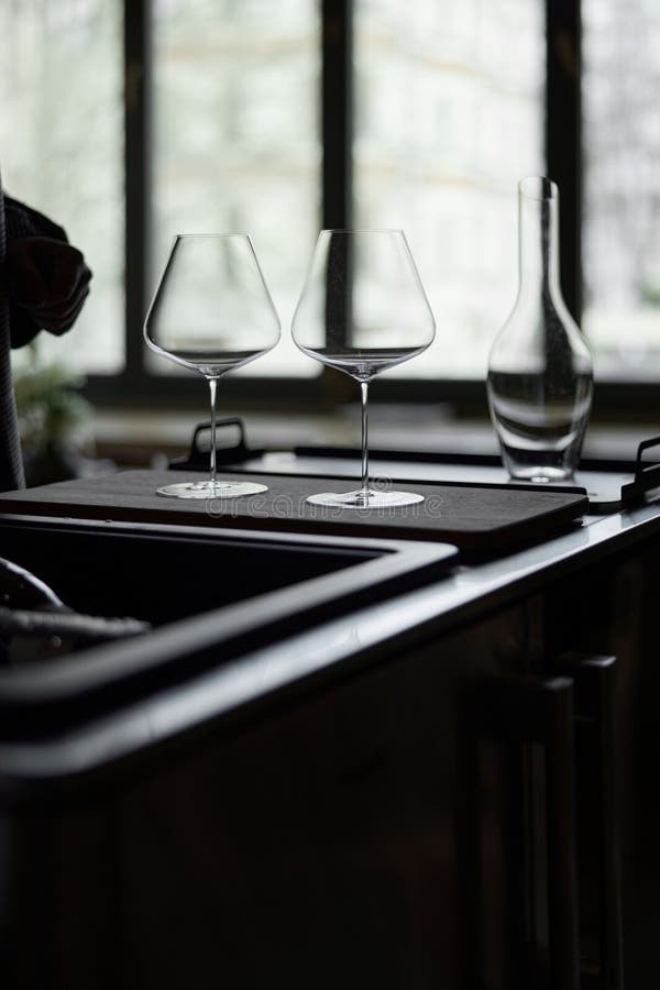 Las copas de vino limpias y el detergente están sobre la mesa de una bodega especial. foto de archivo libre de regalías