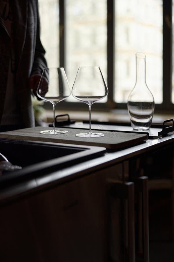 Las copas de vino limpias y el detergente están sobre la mesa de una bodega especial. fotos de archivo libres de regalías