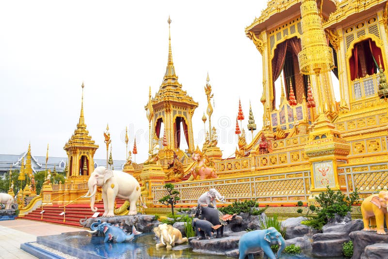 Las criaturas míticas en un Anodat acumulan para real de los reyes tailandeses 171