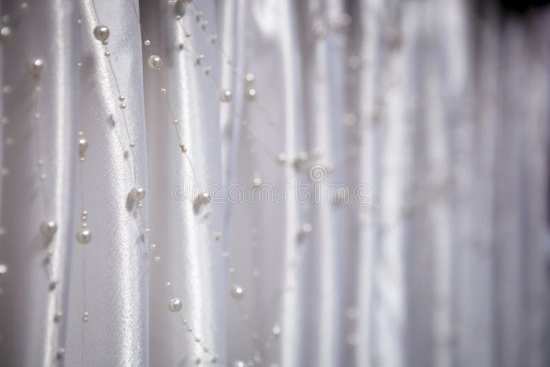 Las decoraciones de la boda - gotee las gotas en un fondo del satén blanco imagen de archivo Las decoraciones de la boda - gotee las gotas en un fondo del satén blanco imagen de archivo
