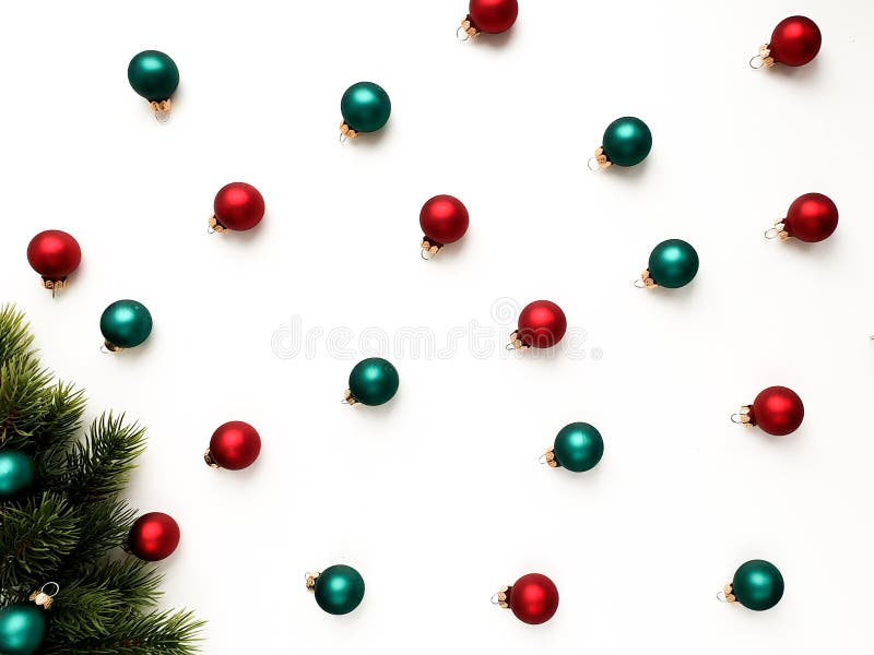 Las decoraciones rojas y verdes de la Navidad bajo la forma de bolas tienden a ataviar las ramitas fotografía de archivo Las decoraciones rojas y verdes de la Navidad bajo la forma de bolas tienden a ataviar las ramitas fotografía de archivo