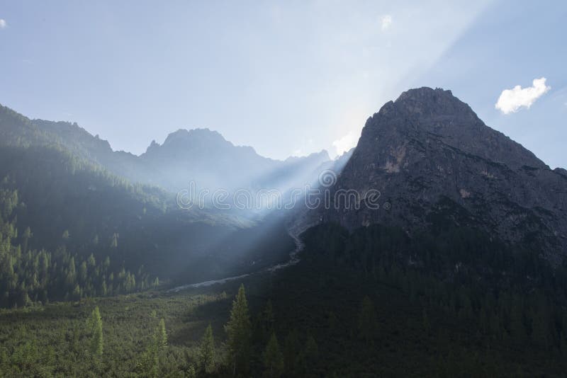 Las dolomías ajardinan y los rayos solares hermosos en la montaña, dolomías, Sudtirol, Trentino Alto Adige, Italia imagenes de archivo Las dolomías ajardinan y los rayos solares hermosos en la montaña, dolomías, Sudtirol, Trentino Alto Adige, Italia imagenes de archivo