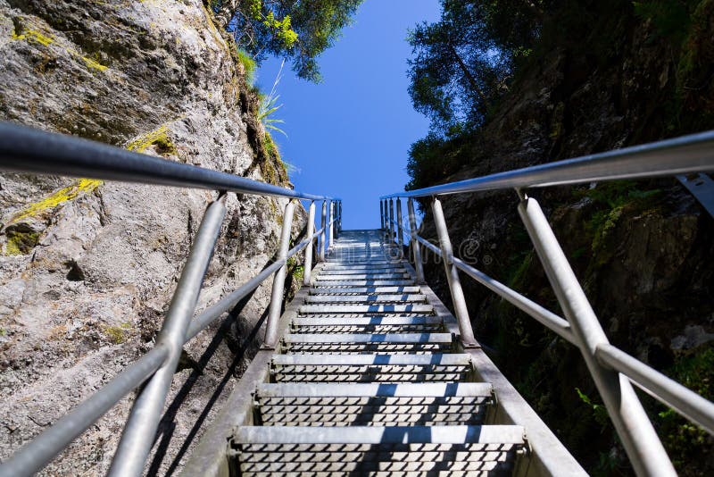 Las escaleras de la escalera en rastro alpino con infierno gorge, Schladming, Austria imagen de archivo Las escaleras de la escalera en rastro alpino con infierno gorge, Schladming, Austria imagen de archivo