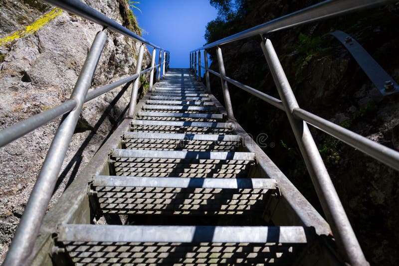 Las escaleras de la escalera en rastro alpino con infierno gorge, Schladming, Austria fotografía de archivo Las escaleras de la escalera en rastro alpino con infierno gorge, Schladming, Austria fotografía de archivo