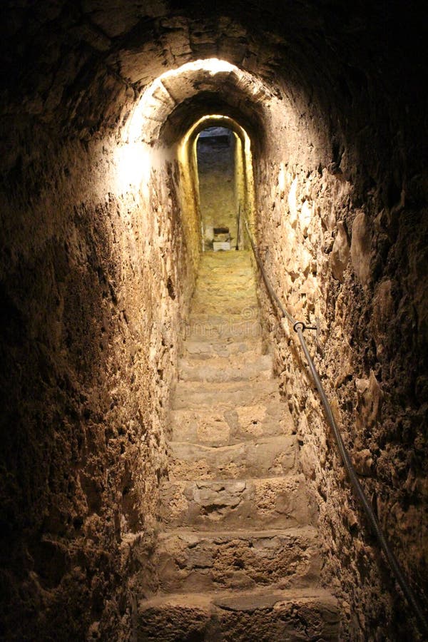 Las escaleras en túnel secreto en salvado se escudan, cerca de Brasov fotografía de archivo libre de regalías Las escaleras en túnel secreto en salvado se escudan, cerca de Brasov fotografía de archivo libre de regalías