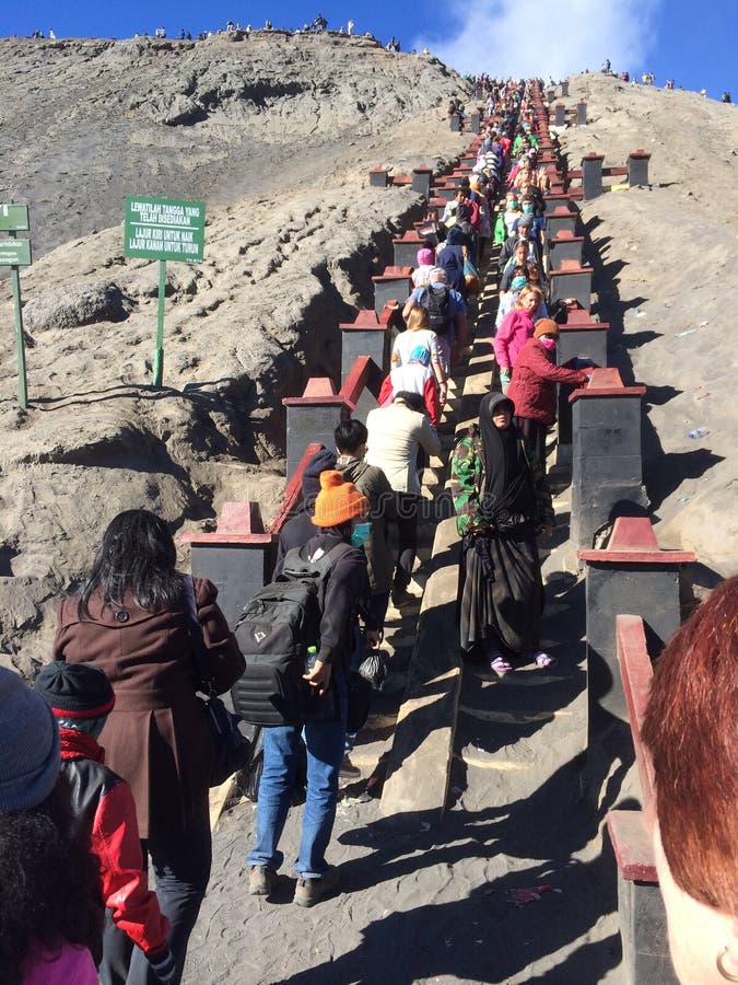 Las escaleras escarpadas que llevan para montar el cráter de Bromo en Java, Indonesia fotografía de archivo libre de regalías Las escaleras escarpadas que llevan para montar el cráter de Bromo en Java, Indonesia fotografía de archivo libre de regalías
