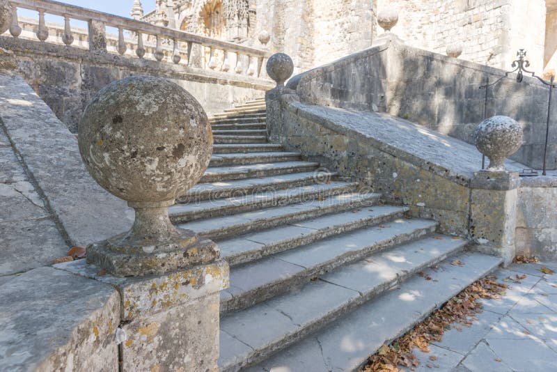 Las Escaleras Viejas De La Piedra Arenisca En El Parque De Templar Se