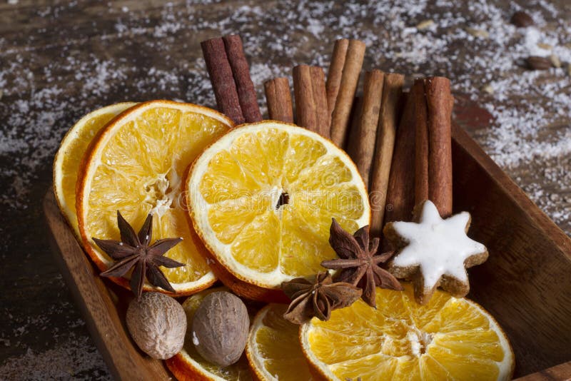Las especias de la Navidad, nueces, secaron naranjas foto de archivo Las especias de la Navidad, nueces, secaron naranjas foto de archivo
