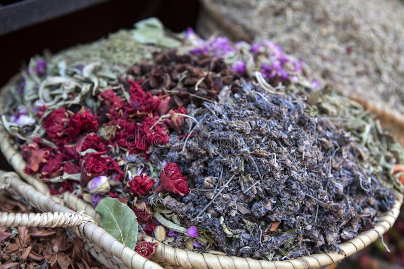 Las especias y las flores coloridas en un mercado hacen compras en Marrakesh - Marruecos central imagen de archivo libre de regalías Las especias y las flores coloridas en un mercado hacen compras en Marrakesh - Marruecos central imagen de archivo libre de regalías