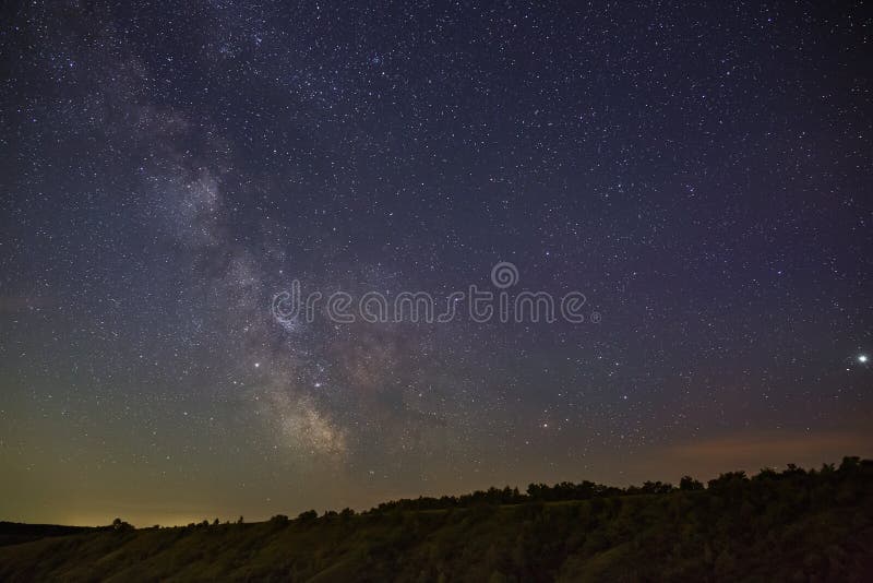 Las estrellas de la vía láctea en el cielo nocturno sobre un paisaje montañoso imágenes de archivo libres de regalías Las estrellas de la vía láctea en el cielo nocturno sobre un paisaje montañoso imágenes de archivo libres de regalías