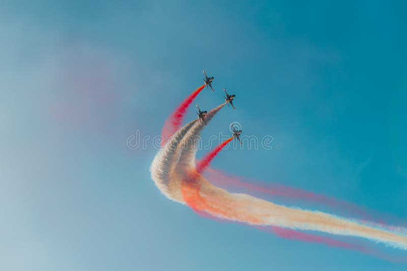 Las estrellas turcas son el equipo aeroacrobacia de la demostración de la fuerza aérea turca foto de archivo Las estrellas turcas son el equipo aeroacrobacia de la demostración de la fuerza aérea turca foto de archivo