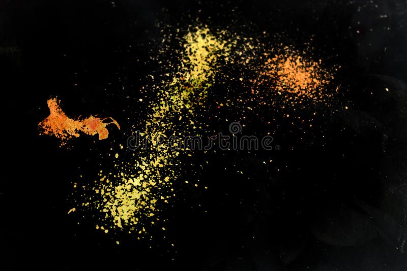 Las explosiones de polvo coloreadas salpican aislado en negro ilustración del vector Las explosiones de polvo coloreadas salpican aislado en negro ilustración del vector