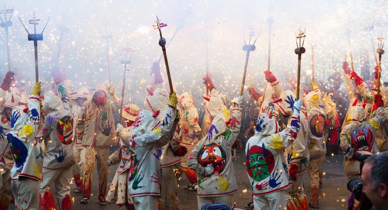 Las fiestas de Mayo - muestre con diversos fuegos artificiales fotografía de archivo Las fiestas de Mayo - muestre con diversos fuegos artificiales fotografía de archivo