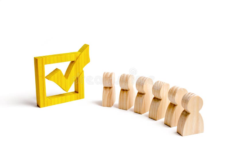 Las figuras humanas de madera se unen al lado de una señal amarilla en la caja El concepto de elecciones y de tecnologías sociale foto de archivo libre de regalías Las figuras humanas de madera se unen al lado de una señal amarilla en la caja El concepto de elecciones y de tecnologías sociale foto de archivo libre de regalías