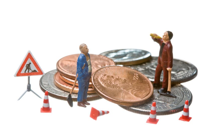 Las figuras miniatura que trabajan en un montón del dólar acuñan foto de archivo Las figuras miniatura que trabajan en un montón del dólar acuñan foto de archivo