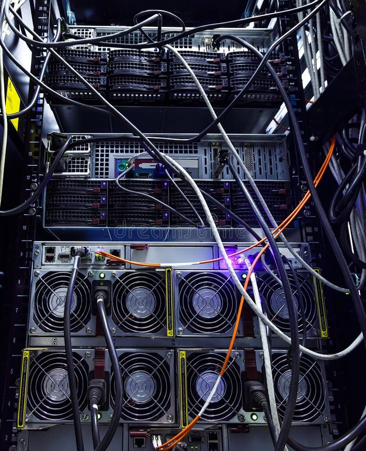 Las filas de los cables rojos de la red conectaron con el eje del router y del interruptor en sitio del servidor en el centro de foto de archivo libre de regalías Las filas de los cables rojos de la red conectaron con el eje del router y del interruptor en sitio del servidor en el centro de foto de archivo libre de regalías
