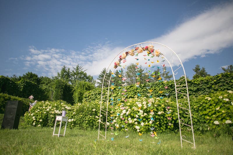 Las flores adornan el arco de la boda fotografía de archivo libre de regalías Las flores adornan el arco de la boda fotografía de archivo libre de regalías