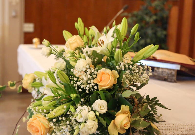 Las Flores Blancas Y Rosadas Adornan El Altar De Una Iglesia Imagen de  archivo - Imagen de lugar, cubo: 132664795