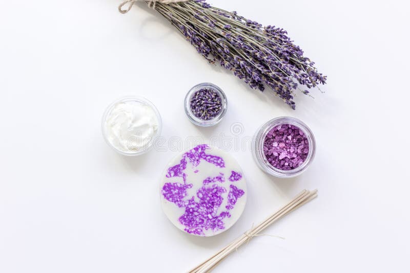 Las flores de la lavanda en cosmético orgánico fijaron en la maqueta blanca de la opinión superior del fondo fotos de archivo Las flores de la lavanda en cosmético orgánico fijaron en la maqueta blanca de la opinión superior del fondo fotos de archivo