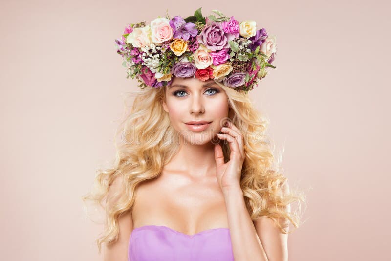 Las flores de los modelos de moda enrruellan el retrato de la belleza, maquillaje del desnudo de la mujer con Rose Flower en el p imagen de archivo libre de regalías Las flores de los modelos de moda enrruellan el retrato de la belleza, maquillaje del desnudo de la mujer con Rose Flower en el p imagen de archivo libre de regalías