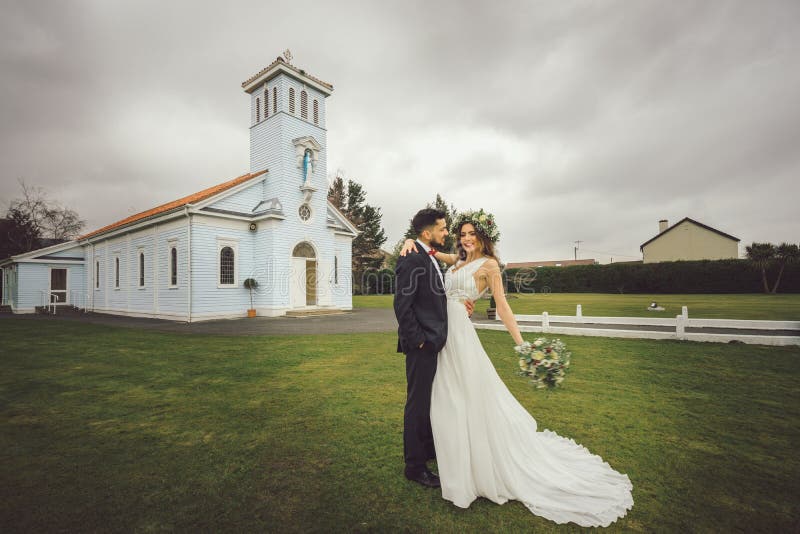 Las flores del novio de la novia sonríen boda que presenta las flores fotografía de archivo libre de regalías Las flores del novio de la novia sonríen boda que presenta las flores fotografía de archivo libre de regalías