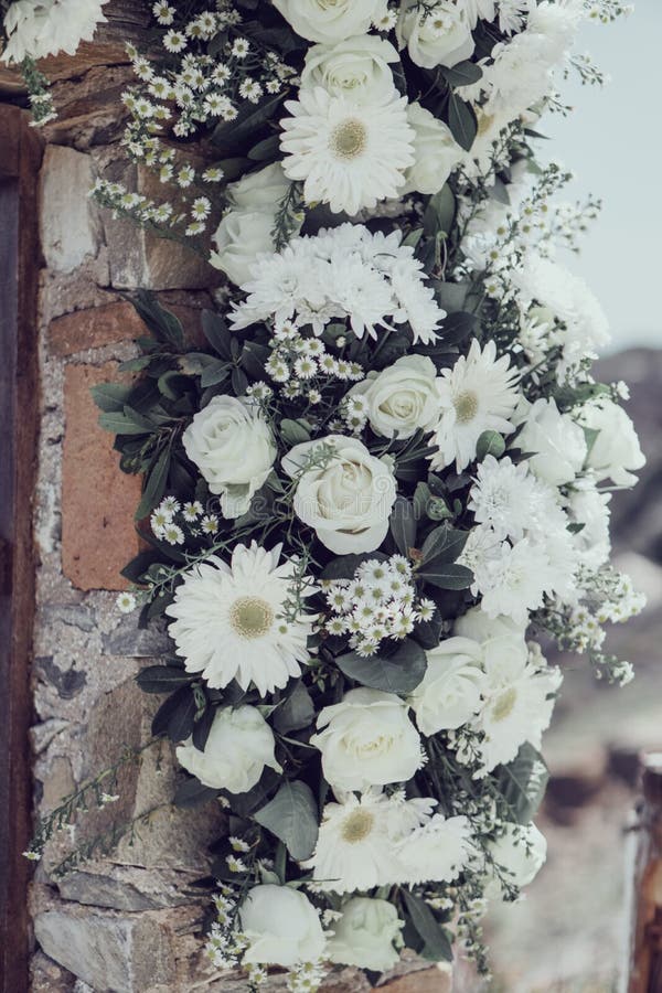 Las flores que se casan blancas adornan una pared foto de archivo libre de regalías Las flores que se casan blancas adornan una pared foto de archivo libre de regalías