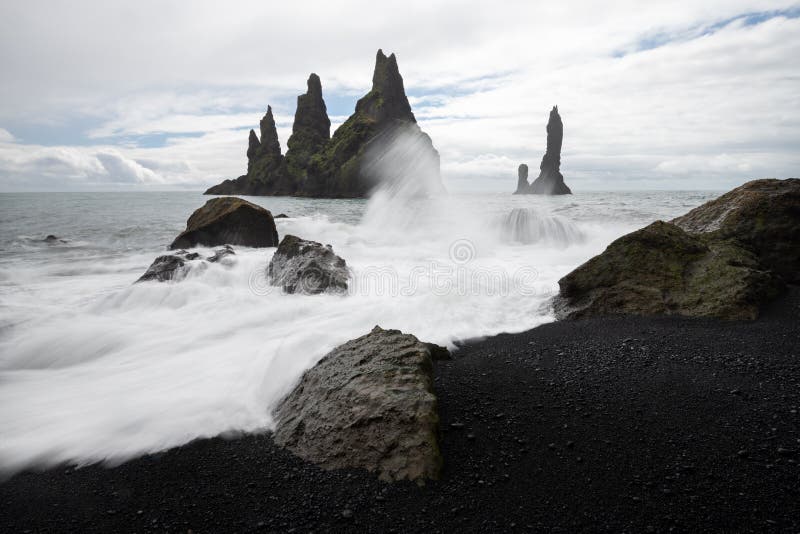 Las formaciones de roca del basalto pescan los dedos del pie con cebo de cuchara en la playa negra Reynisdrangar, Vik, Islandia imágenes de archivo libres de regalías Las formaciones de roca del basalto pescan los dedos del pie con cebo de cuchara en la playa negra Reynisdrangar, Vik, Islandia imágenes de archivo libres de regalías