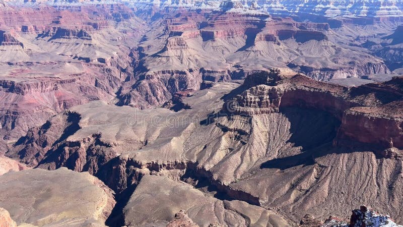 Las formaciones geológicas del Gran Cañón con sus colores vibrantes y sus amplias vistas almacen de metraje de vídeo