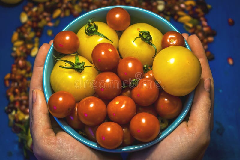 Las frutas y verduras en la comida y el colesterol sanos del fondo azul adietan concepto Consumición limpia, adietando, detox, co imagenes de archivo