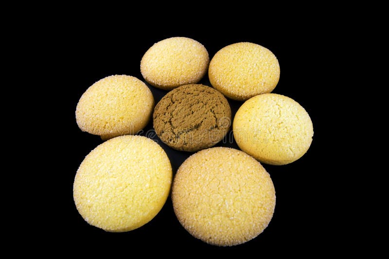 Las galletas de la harina de avena y del maíz se presentan bajo la forma de flor imagen de archivo libre de regalías Las galletas de la harina de avena y del maíz se presentan bajo la forma de flor imagen de archivo libre de regalías