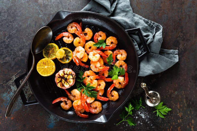 Las gambas asaron en el sartén de la parrilla con el limón y el ajo Camarones asados a la parrilla, gambas Mariscos Visión superi foto de archivo libre de regalías Las gambas asaron en el sartén de la parrilla con el limón y el ajo Camarones asados a la parrilla, gambas Mariscos Visión superi foto de archivo libre de regalías