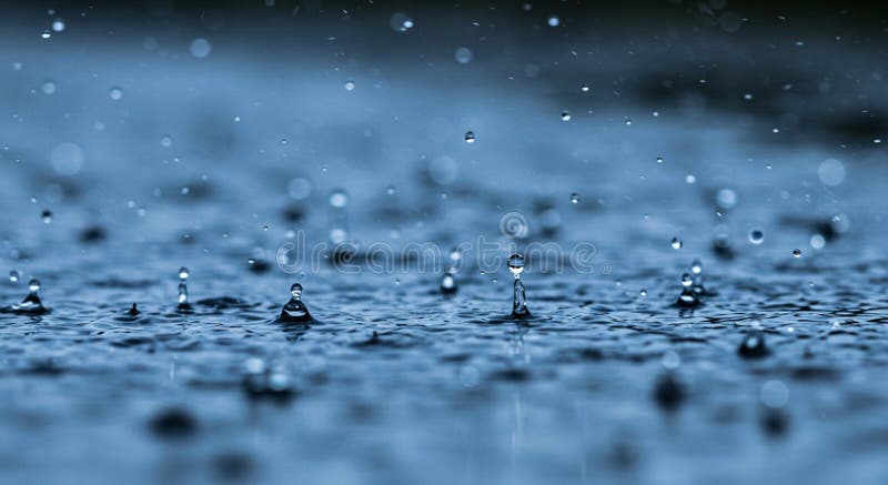 Las gotas de lluvia que salpican una superficie de agua capturada en el armario crean pequeñas olas libre illustration
