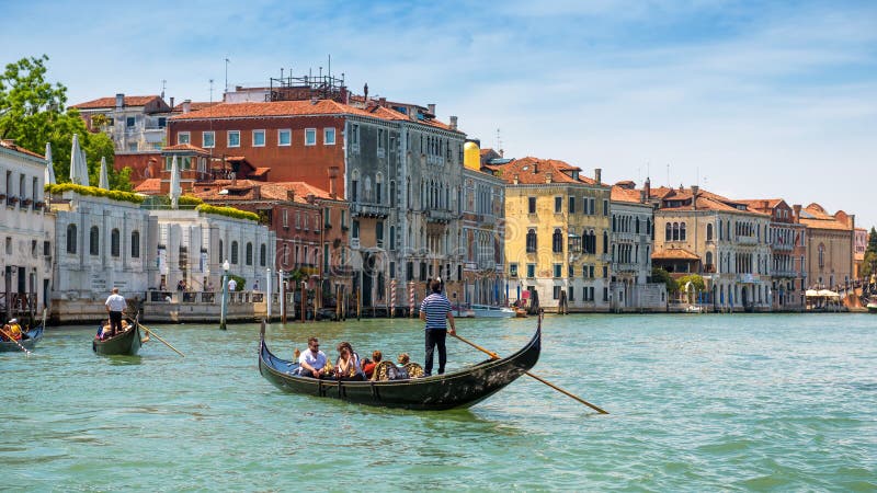 Las góndolas están navegando a lo largo de Grand Canal en Venecia fotos de archivo libres de regalías Las góndolas están navegando a lo largo de Grand Canal en Venecia fotos de archivo libres de regalías