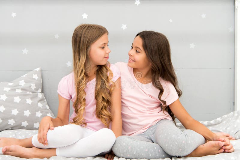 Las hermanas o los mejores amigos pasan el tiempo junto en dormitorio Muchachas que se divierten junto Ocio de niña Amigos de las foto de archivo Las hermanas o los mejores amigos pasan el tiempo junto en dormitorio Muchachas que se divierten junto Ocio de niña Amigos de las foto de archivo