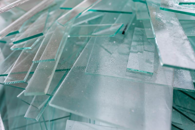 Las hojas inútiles de cristal se cierran para arriba en los envases, esperando el transporte de nuevo a la fábrica fotografía de archivo libre de regalías Las hojas inútiles de cristal se cierran para arriba en los envases, esperando el transporte de nuevo a la fábrica fotografía de archivo libre de regalías