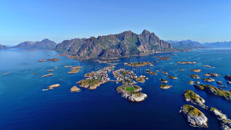 Las islas de Lofoten son un archipiélago en el condado de Nordland, Noruega fotos de archivo libres de regalías Las islas de Lofoten son un archipiélago en el condado de Nordland, Noruega fotos de archivo libres de regalías
