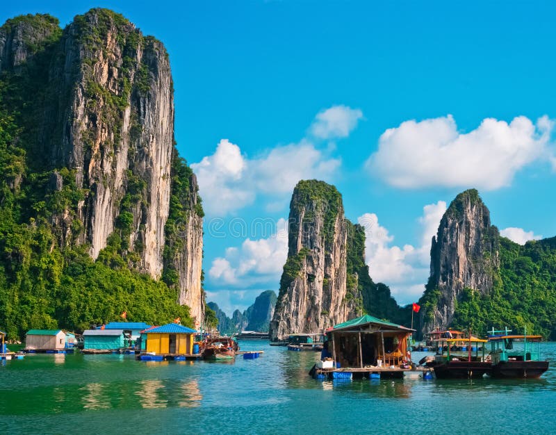 Las islas flotantes del pueblo y de la roca en Halong aúllan fotografía de archivo libre de regalías Las islas flotantes del pueblo y de la roca en Halong aúllan fotografía de archivo libre de regalías